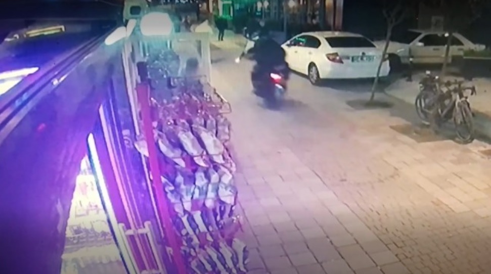 Kadıköy’de bir restorana silahlı saldırı düzenlendi. Saldırıda ölen ya da yaralanan olmadı.