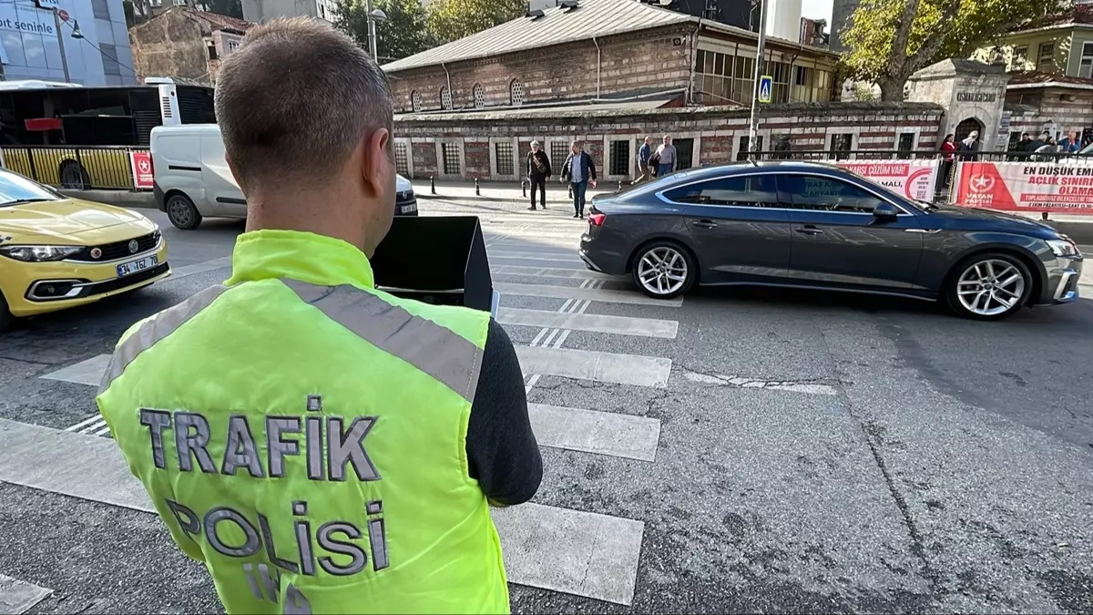 Kadıköy'de dron destekli trafik denetiminde yayalara geçiş hakkı vermeyen sürücülere para cezası kesildi.