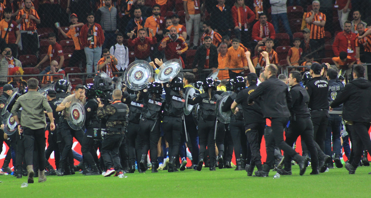 Fenerbahçe'nin deplasmanda Galatasaray'ı 1-0 mağlup ettiği karşılaşma sonrası yaşanan olaylar sebebiyle 4 kişi gözaltına alındı.