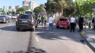 Kadıköy Evlendirme Dairesi önünde üç aracın karıştığı zincirleme trafik kazası meydana geldi.
