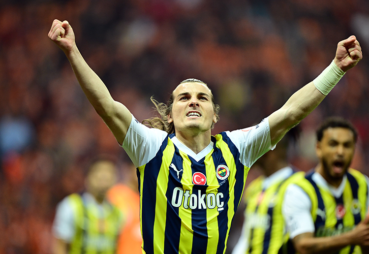 Süper Lig'in 37. haftasında Fenerbahçe deplasmanda Galatasaray'ı 1-0 mağlup etti. Şampiyonluk düğümü ise 38. haftada çözülecek.