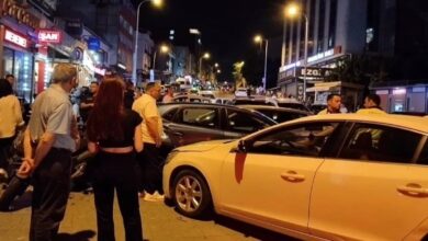 İstanbul Ataşehir'de direksiyon hakimiyetini kaybeden alkollü sürücüye meydan dayağı atıldı.