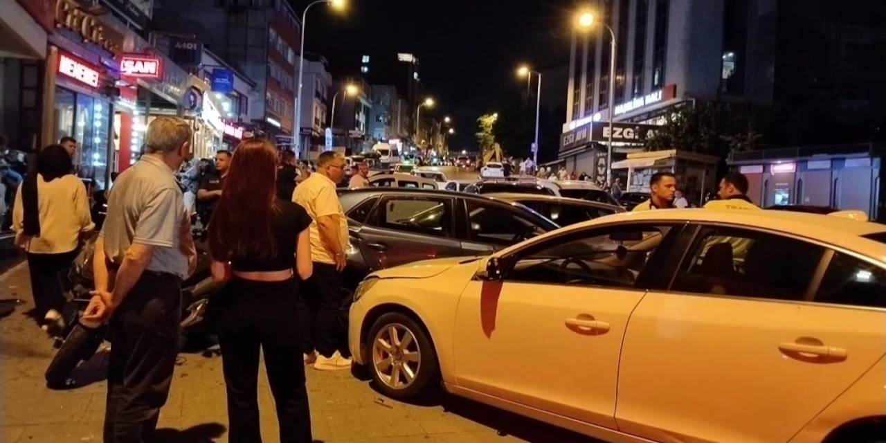 İstanbul Ataşehir'de direksiyon hakimiyetini kaybeden alkollü sürücüye meydan dayağı atıldı.
