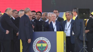 Fenerbahçe Başkan Adayı Aziz Yıldırım genel kurulda yapılan divan başkanlığı seçimini gayri demokratik bulduğunu belirterek kurulu terk etti.