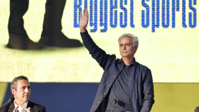Fenerbahçe'de başkanlık seçimi öncesi hem Ali Koç hem de Aziz Yıldırım'ın listesinde ilk sırada yer alan Jose Mourinho imzayı attı.