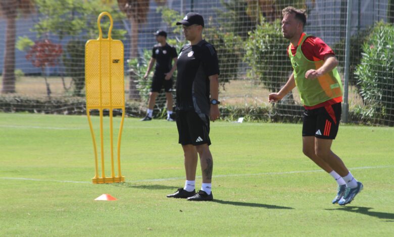 Antalyaspor'un başına getirilen Brezilyalı teknik direktörü Alex de Souza, kırmızı-beyazlı takımın başındaki ilk antrenmanına çıktı.