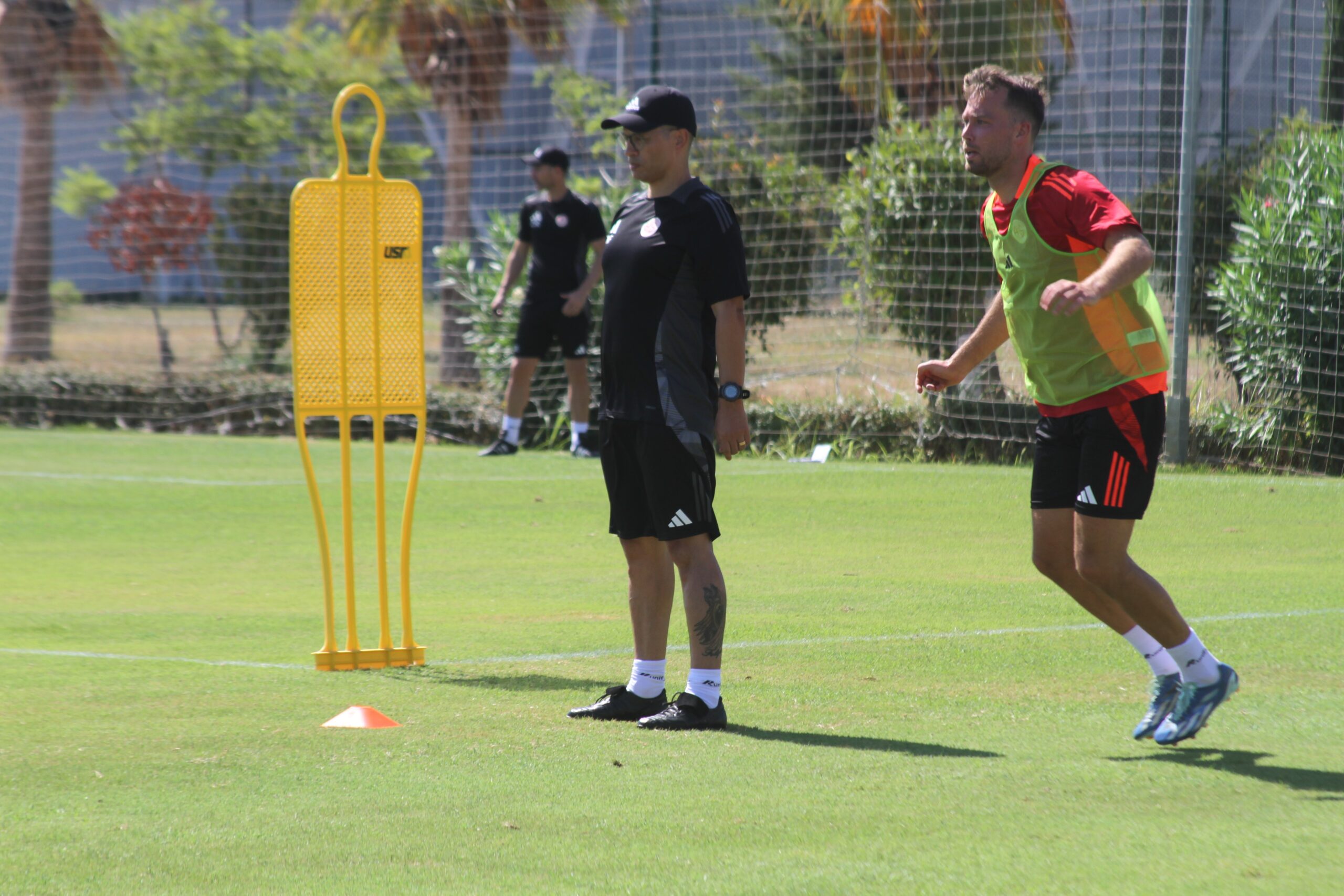 Antalyaspor'un başına getirilen Brezilyalı teknik direktörü Alex de Souza, kırmızı-beyazlı takımın başındaki ilk antrenmanına çıktı.