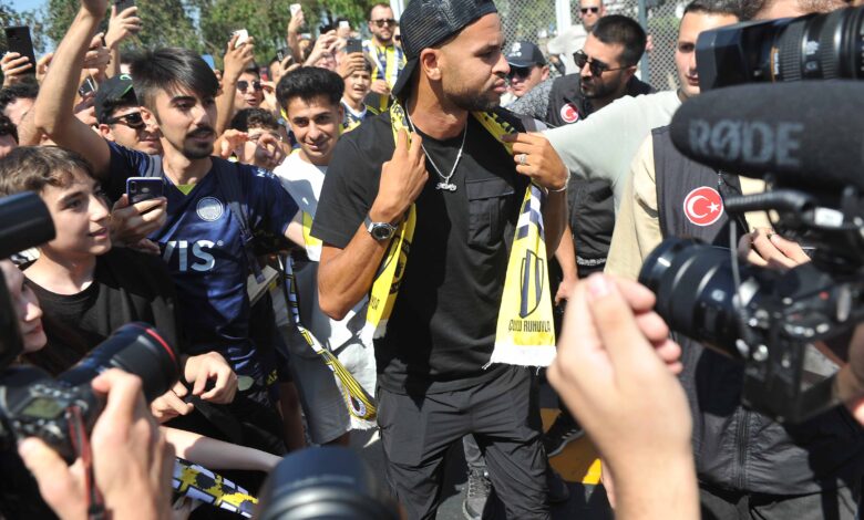 Fenerbahçe yeni golcüsünü buldu. Sarı-lacivertlilerin anlaşmaya vardığı Youssef En-Nesyri İstanbul'a geldi.