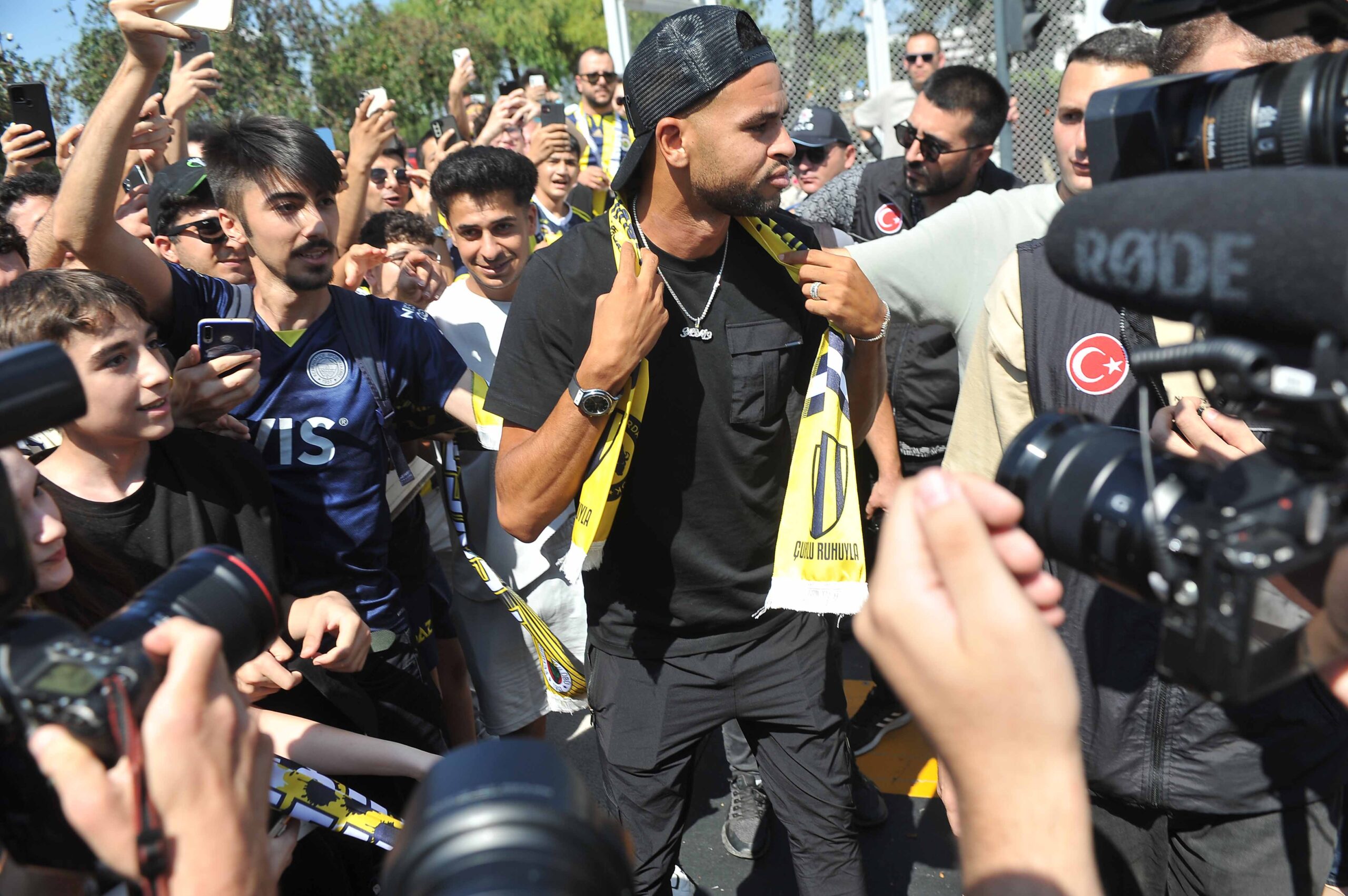 Fenerbahçe yeni golcüsünü buldu. Sarı-lacivertlilerin anlaşmaya vardığı Youssef En-Nesyri İstanbul'a geldi.