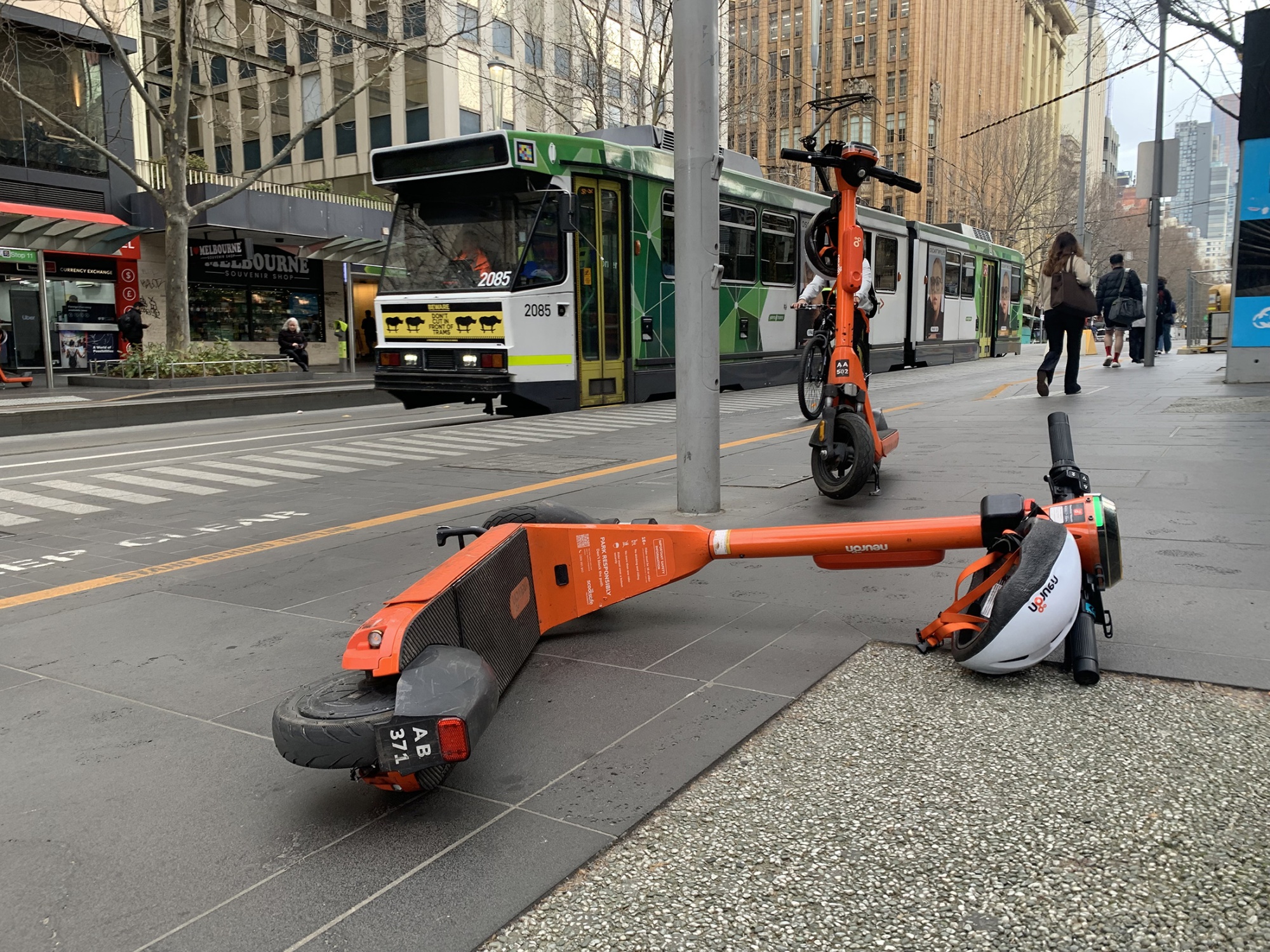 Avustralya'nın Melbourne kentinde güvenlik sebebiyle elektrikli skuterler yasaklandı.