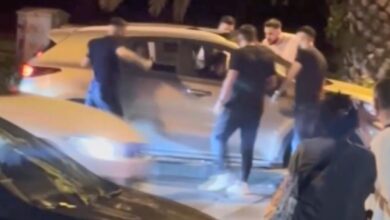 Kadıköy’de seyir halindeki aracın önünü kesen bir grup, otomobillerinden inerek durdurdukları araçtaki 3 kişiyi yumruklarla darbetti.