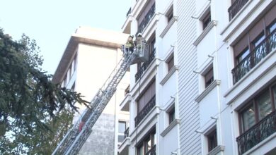 Kadıköy'de 8 katlı bir binanın altıncı katında yangın çıktı. Yangın sebebiyle bir kişi hayatını kaybetti.