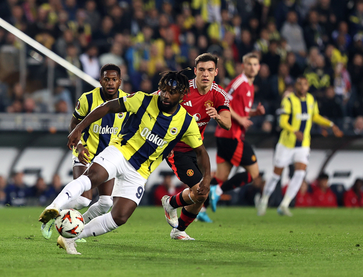 Fenerbahçe, UEFA Avrupa Ligi 3. hafta maçında İngiliz ekibi Manchester United ile 1-1 berabere kaldı.