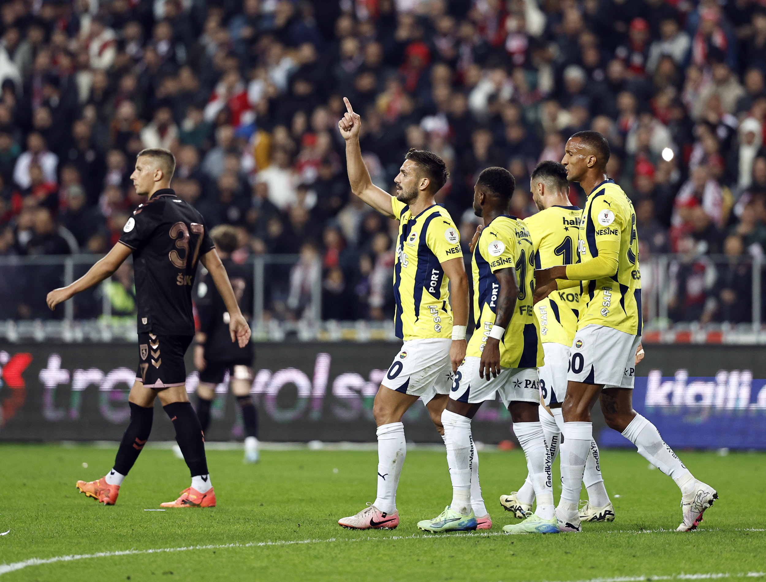 Fenerbahçe, Süper Lig'in 9.haftasında deplasmanda Samsunspor ile 2-2 berabere kaldı.