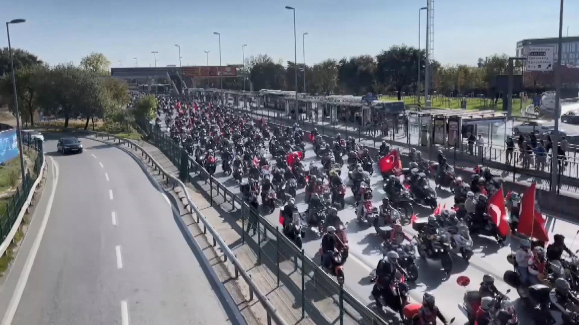 Cumhuriyet Bayramı kapsamında Kadıköy’de Türkiye Motosiklet Platformu tarafından düzenlenen motosiklet korteji büyük ilgi gördü.