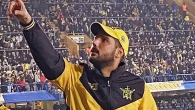 Genç Fenerbahçeliler tribün liderlerinden Cem Gölbaşı, kendisiyle alay ettiğini öne sürdüğü B.İ.'yi zorla iş yerinden alarak peruk taktırdı.