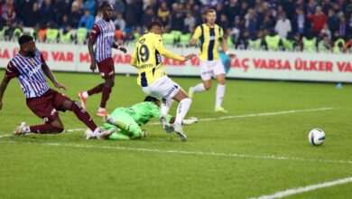 Fenerbahçe son dakikaları nefesleri kesen mücadelede Trabzonspor'u 3-2 mağlup etti.