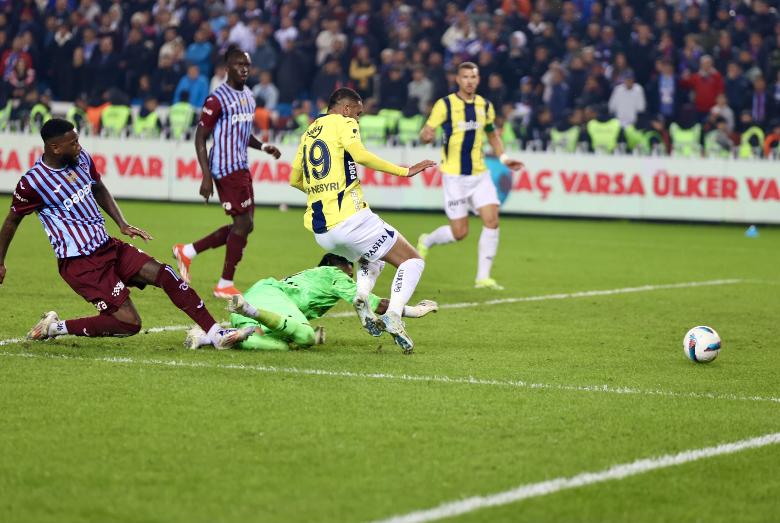 Fenerbahçe son dakikaları nefesleri kesen mücadelede Trabzonspor'u 3-2 mağlup etti.