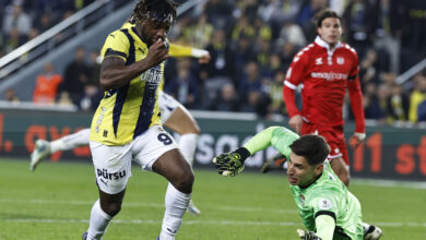 Fenerbahçe, Trendyol Süper Lig’de Sivasspor’u 4-0 yenerek üst üste üçüncü galibiyetini aldı ve milli ara öncesi puanını 26’ya çıkardı.