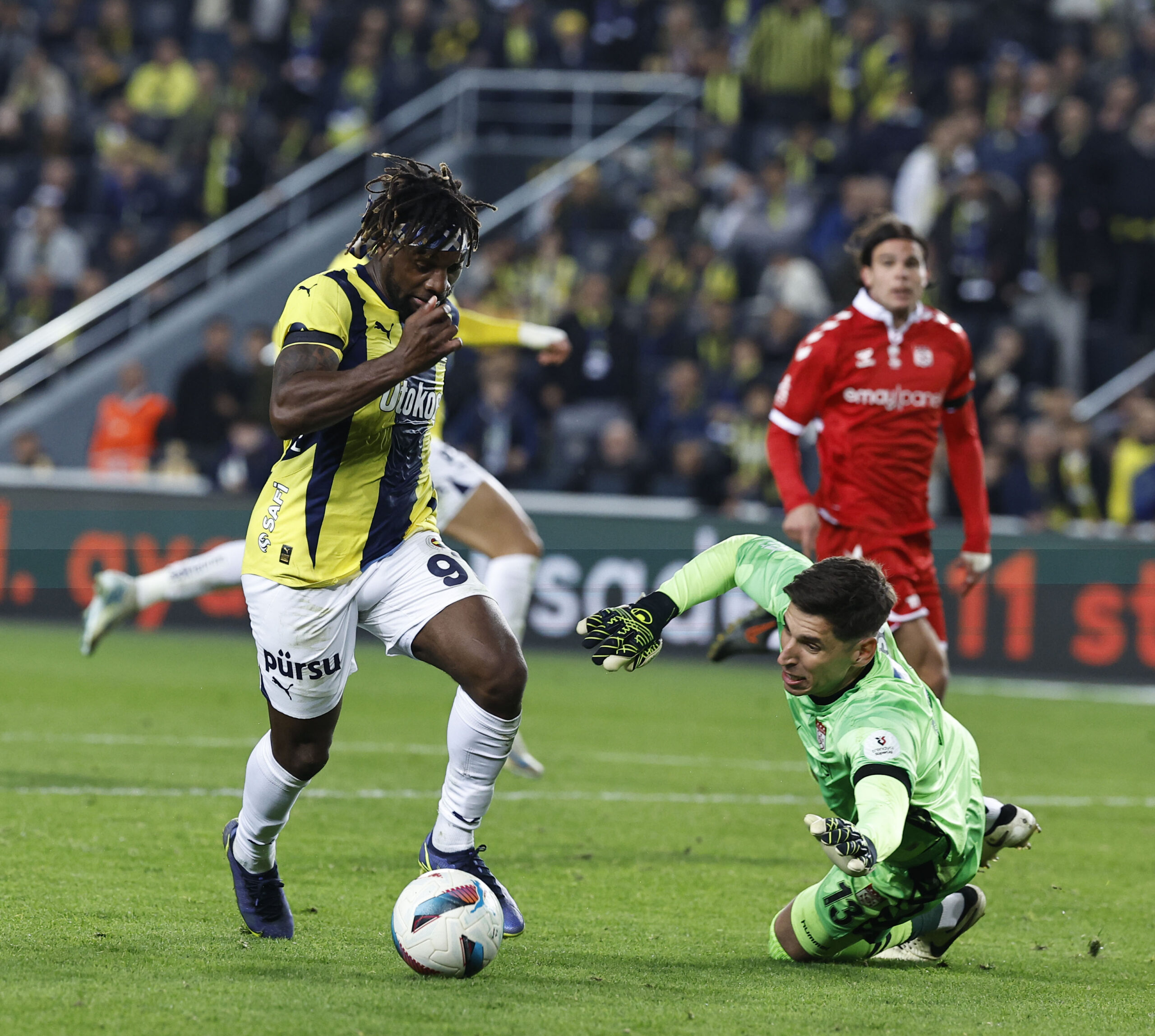 Fenerbahçe, Trendyol Süper Lig’de Sivasspor’u 4-0 yenerek üst üste üçüncü galibiyetini aldı ve milli ara öncesi puanını 26’ya çıkardı.