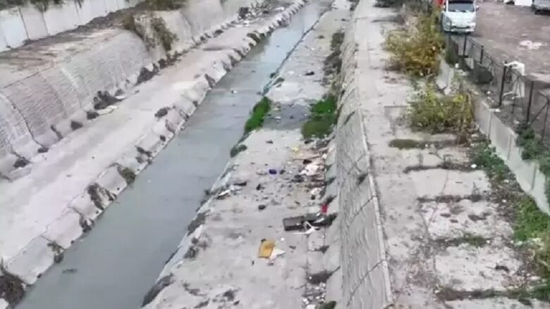 İstanbul'un Kadıköy ilçesinde, denize dökülen bir derenin görüntüsü, Ganj Nehri'ni andırarak çevre kirliliği konusunda endişeleri artırdı.