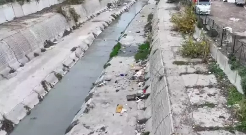 İstanbul'un Kadıköy ilçesinde, denize dökülen bir derenin görüntüsü, Ganj Nehri'ni andırarak çevre kirliliği konusunda endişeleri artırdı.