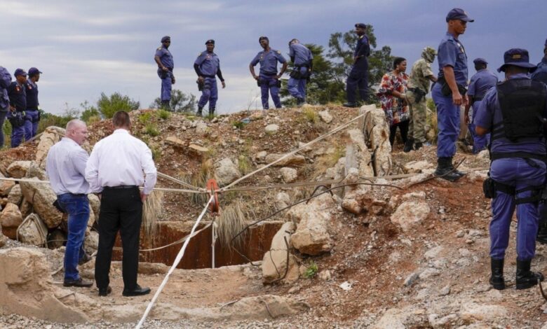 Güney Afrika’da terk edilmiş bir altın madeninde mahsur kalan yüzlerce kaçak madenciyi kurtarmak için hükümet tarafından özel bir ekip kuruldu.