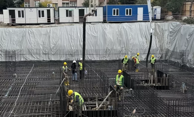 İstanbul Büyükşehir Belediyesi ve KİPTAŞ, Kadıköy Merdivenköy’de riskli yapı olarak tespit edilen Gökay Apartmanı’nın dönüşümü için temel attı.