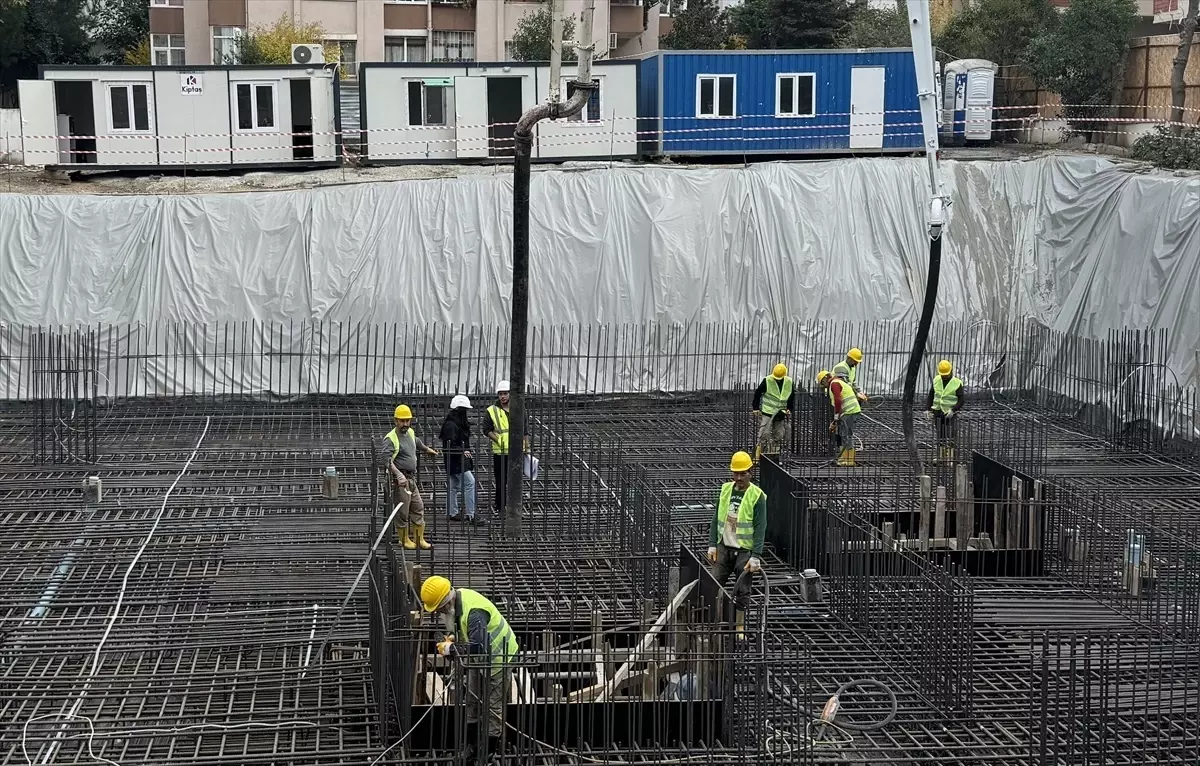 İstanbul Büyükşehir Belediyesi ve KİPTAŞ, Kadıköy Merdivenköy’de riskli yapı olarak tespit edilen Gökay Apartmanı’nın dönüşümü için temel attı.