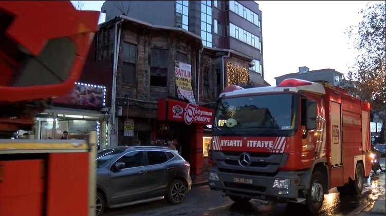 Hasanpaşa Mahallesi’nde bir ahşap binanın çatı katında çıkan yangın itfaiye ekiplerince kısa sürede kontrol altına alındı.