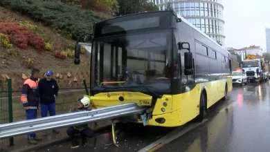 Kadıköy Acıbadem'de durağa yanaşan İETT otobüsü, sürücünün kontrolü kaybetmesi sonucu bariyerlere çarptı.