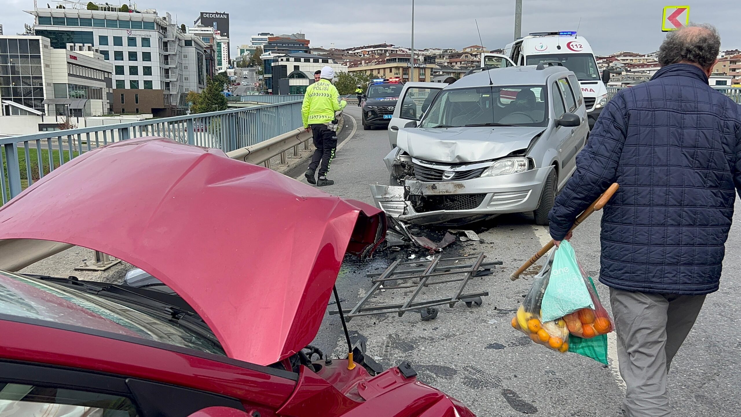 Maltepe Girne Caddesi’nde iki otomobilin kafa kafaya çarpışması sonucu 5 kişi yaralandı.