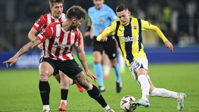 UEFA Avrupa Ligi'nde İspanyol ekibi Athletic Bilbao'ya 2-0 yenilen Fenerbahçe, Kadıköy'de taraftar tepkisiyle karşılaştı.