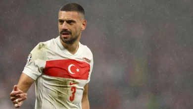 Fenerbahçe, Merih Demiral’ı kadrosuna katmak istiyor. Ancak milli oyuncunun aldığı yıllık 10 milyon euro maaş, transferi yaz dönemine erteledi.