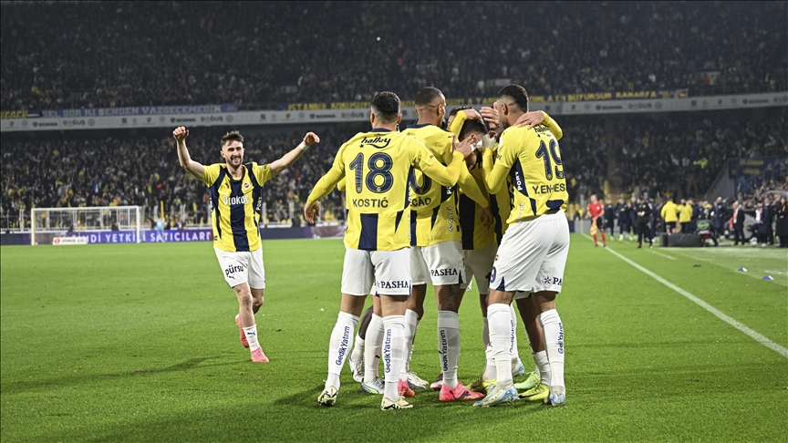 Süper Lig'in 14. haftasında Fenerbahçe, Gaziantep FK'yi Oğuz Aydın, Becao ve Dzeko'nun golleriyle mağlup ederek zirve takibini sürdürdü.