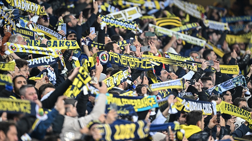 Fenerbahçe, kulübü tehdit eden bir taraftarın kombine biletini iptal ettiğini ve savcılığa suç duyurusunda bulunduğunu açıkladı.