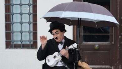 Mustafa Güneyli, Kadıköy sokaklarında canlandırdığı Charlie Chaplin’in “Şarlo” karakteriyle dikkat çekiyor.