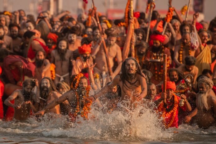 Hindistan’ın kutsal Ganj Nehri kıyılarında, 144 yılda bir düzenlenen Maha Kumbh Mela başladı. Etkinlik 45 gün sürecek.