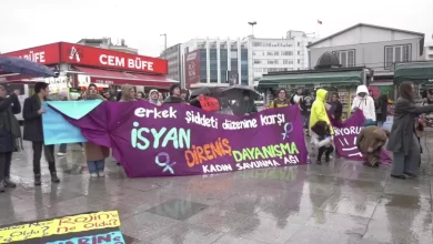 Kadınlar, Kadıköy’de düzenlenen eylemde erkek şiddetine karşı dayanışma mesajı verdi.