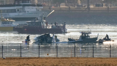 ABD'nin başkenti Washington'da, American Airlines yolcu uçağı ile Sikorsky UH-60 Black Hawk askeri helikopterin çarpışarak Potomac Nehri'ne düşmesi sonucu hayatını kaybeden 67 kişiye ait cesetler sudan çıkarıldı.