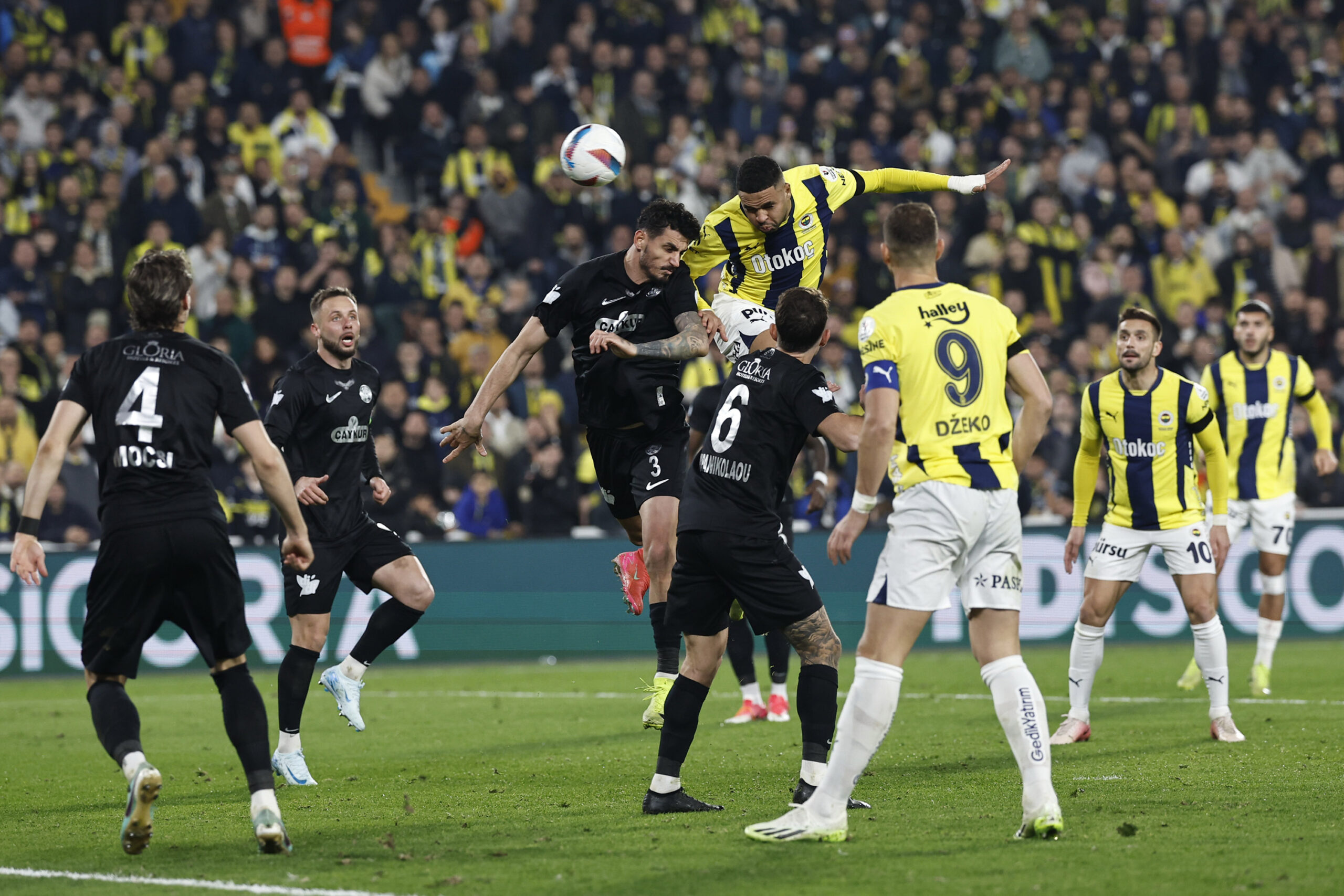 Fenerbahçe, Çaykur Rizespor karşısında 2-0 geriye düştüğü maçı 3-2 kazanarak kritik bir galibiyet aldı.