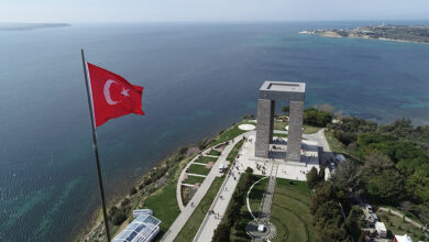 Türk milletinin bağımsızlık mücadelesinde dönüm noktalarından biri olan Çanakkale Zaferi’nin 110. yıl dönümü anılıyor.