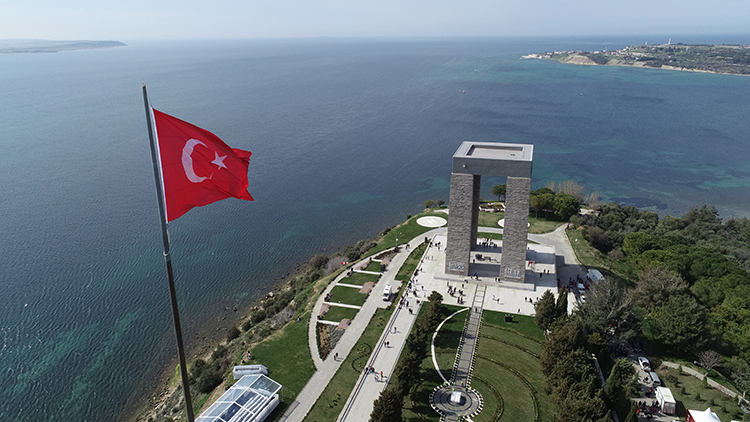 Türk milletinin bağımsızlık mücadelesinde dönüm noktalarından biri olan Çanakkale Zaferi’nin 110. yıl dönümü anılıyor.