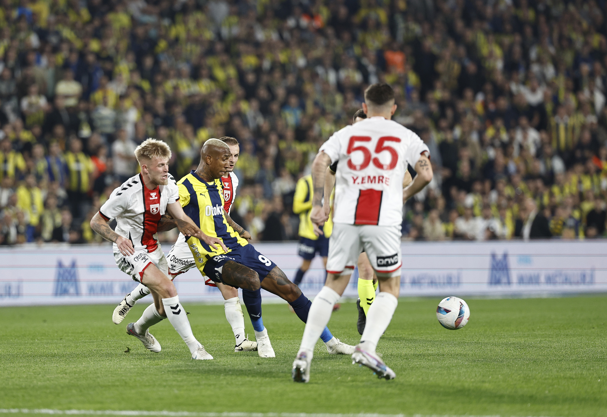 Fenerbahçe, Süper Lig'in 28. haftasında Samsunspor ile 0-0 berabere kalarak zirve yarışında kritik 2 puan kaybetti.