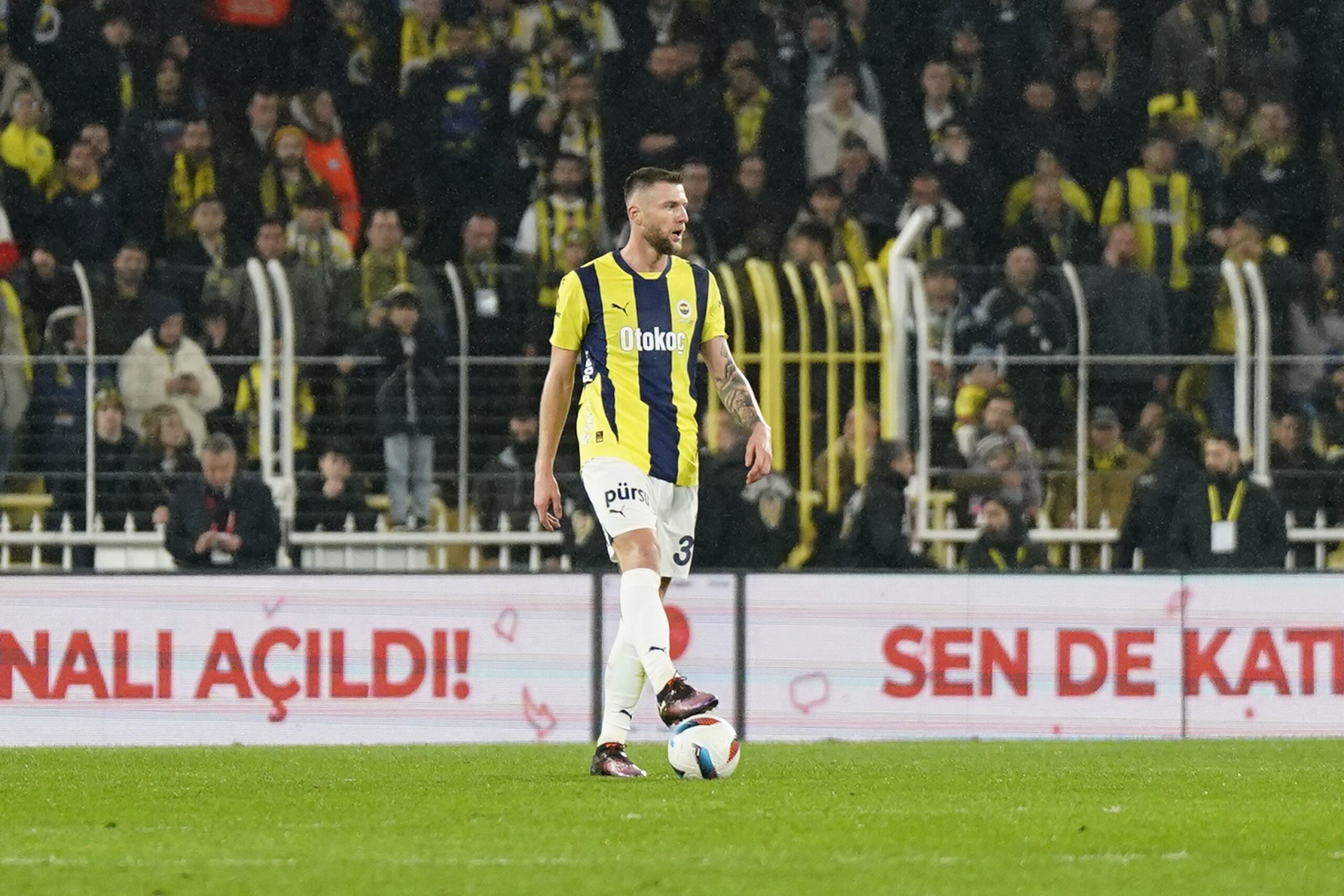 Ara transfer döneminde Fenerbahçe'ye katılan Milan Skriniar, savunmada liderlik yaparak takımın 18 maçlık yenilmezlik serisine büyük katkı sağladı.