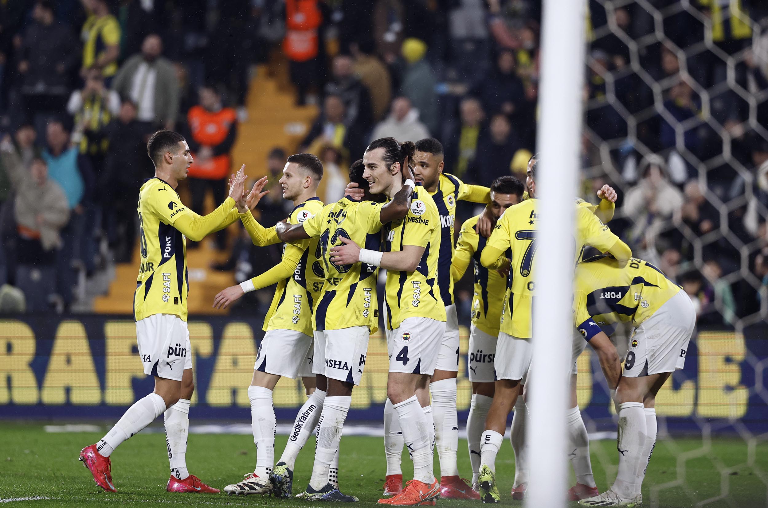 Fenerbahçe, Trendyol Süper Lig'in 26. haftasında Onvo Antalyaspor'u 3-0 mağlup ederek zirve takibini sürdürdü.